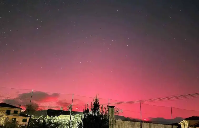 Vista panorâmica de aurora boreal no céu